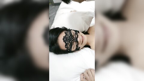 闭着眼睛手抓床单，享受大鸡巴的奋力抽插，两个年轻的妹子让大哥玩弄双飞，吃奶舔逼口交大鸡巴，多体位蹂躏
