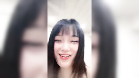 颜值很高的妹子跟狼友撩骚互动，浴室洗干净了伺候小哥大鸡巴，深喉口交激情上位无套抽插，内射中出不要错过