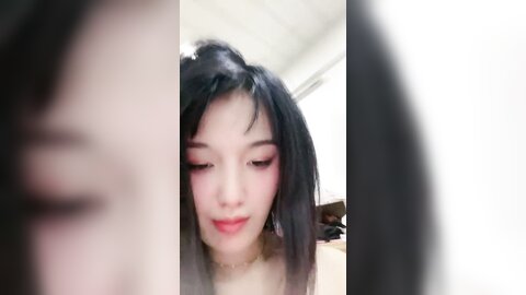 颜值很高的妹子跟狼友撩骚互动，浴室洗干净了伺候小哥大鸡巴，深喉口交激情上位无套抽插，内射中出不要错过