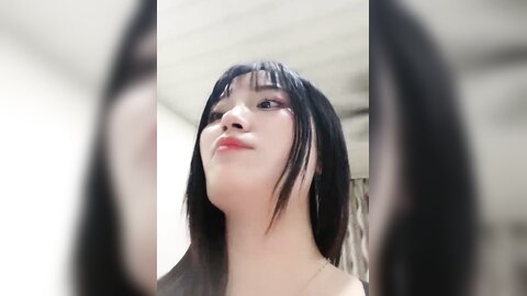 颜值很高的妹子跟狼友撩骚互动，浴室洗干净了伺候小哥大鸡巴，深喉口交激情上位无套抽插，内射中出不要错过
