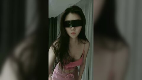 ❤❤性感尤物模特小姐姐，爆乳精油抹身上，脱掉内裤挂在脚上，地上假屌骑乘，边插边揉奶子，极度诱惑