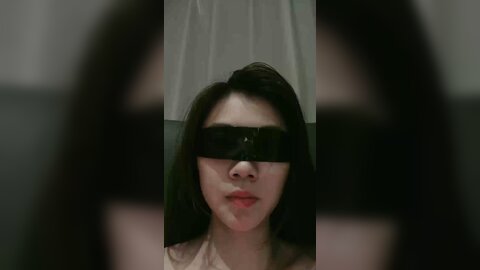 ❤❤性感尤物模特小姐姐，爆乳精油抹身上，脱掉内裤挂在脚上，地上假屌骑乘，边插边揉奶子，极度诱惑