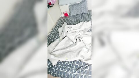 ❤️❤️模特小姐姐，大姨妈刚走干小骚逼，埋头吃屌足交，特写抽插多毛骚穴，翘起屁股后入，无套内射，白浆直流