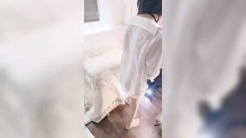 ❤️❤️纯欲系颜值美少女，衬衣没穿内裤，张开双腿扣骚穴，怼入小穴自己动，第一视角抽插，干的妹妹爽翻