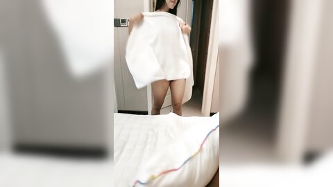 两个年轻美丽的小骚骚跟两大哥激情4P，淫声荡语不断叫爸爸，小骚逼被好姐妹玩出好多淫水，嘴里吃几把穴被草