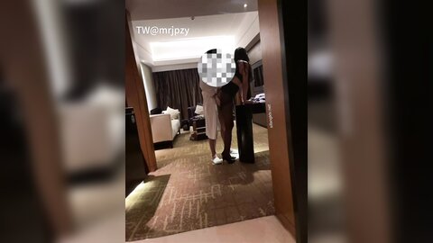 性感骚逼尤物女秘书 陪老板出差 翘起蜜桃翘臀扶腰后入，性感黑丝小高跟超顶身材，有钱女神就是可以随便玩弄的母狗