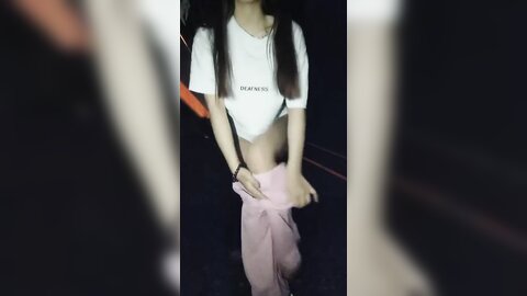 漂亮小姐姐野战 玩男女之间的事 在这里 你确定不要钱 你要给也行 太黄了是不是上火了 喝尿啪啪灌肠