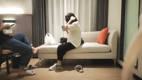 眼镜大奶妹 你那么久是不是吃药了 对吃药了 身材丰满看着清纯像个学生妹 哥们药力太猛到时间司机打电话催
