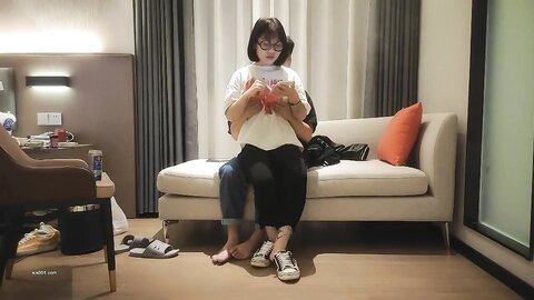 眼镜大奶妹 你那么久是不是吃药了 对吃药了 身材丰满看着清纯像个学生妹 哥们药力太猛到时间司机打电话催