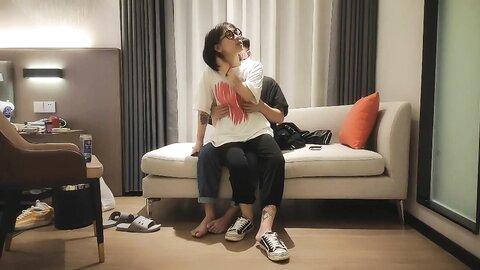 眼镜大奶妹 你那么久是不是吃药了 对吃药了 身材丰满看着清纯像个学生妹 哥们药力太猛到时间司机打电话催