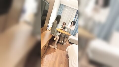 高颜值闺蜜4P 几个月没有睡过男人了 轻一点真的很疼 太久了我男朋友很快就射了 两闺蜜都说好久没有爱爱了