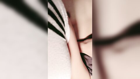 黑丝露脸无毛逼的极品小宝贝，伺候大哥的大鸡巴，深喉舔弄无套抽插，小骚逼特写超嫩，大鸡巴一插直喊好疼啊