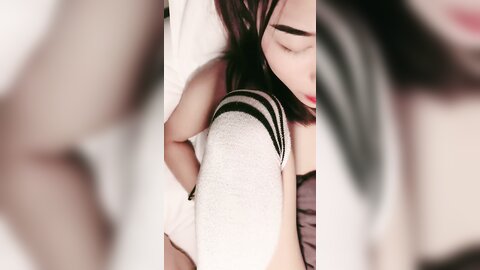 黑丝露脸无毛逼的极品小宝贝，伺候大哥的大鸡巴，深喉舔弄无套抽插，小骚逼特写超嫩，大鸡巴一插直喊好疼啊