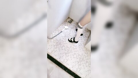 黑丝露脸无毛逼的极品小宝贝，伺候大哥的大鸡巴，深喉舔弄无套抽插，小骚逼特写超嫩，大鸡巴一插直喊好疼啊