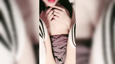 黑丝露脸无毛逼的极品小宝贝，伺候大哥的大鸡巴，深喉舔弄无套抽插，小骚逼特写超嫩，大鸡巴一插直喊好疼啊