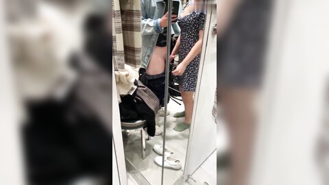 《百度云泄密》小伙和性欲旺盛的美女同事❤️在商场的更衣间直接开干