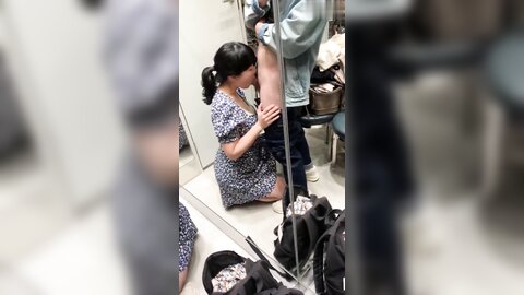 《百度云泄密》小伙和性欲旺盛的美女同事❤️在商场的更衣间直接开干