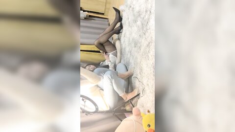 双飞高颜值闺蜜 啊不行了疼 萝莉美眉身材苗条鲍鱼粉嫩 被无套输出 再操御姐型多毛大鲍鱼