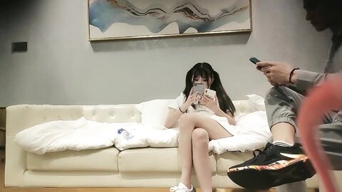 双马尾萝莉美眉 啊啊不要不行了 身材娇小苗条 稀毛鲍鱼粉嫩 穿上黑网丝被大鸡吧小哥在沙发各种输出