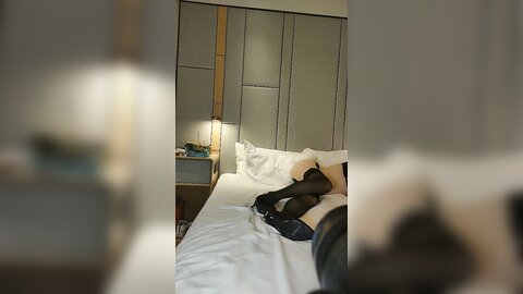 ⚫️⚫️艺校网红脸苗条美眉假日兼职人体模特，宾馆大尺度私拍，摄影师咸猪手玩穴，一线天馒头粉屄真心顶，对话有意思