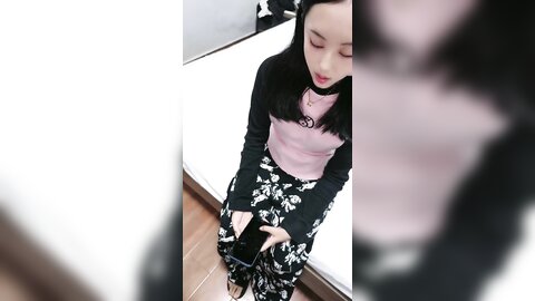 ❤❤最近约的两个极品嫩妹妹，苗条大长腿，多毛紧致嫩穴，翘起屁股疯狂揉穴，骚逼上磨蹭，小穴水嫩多汁