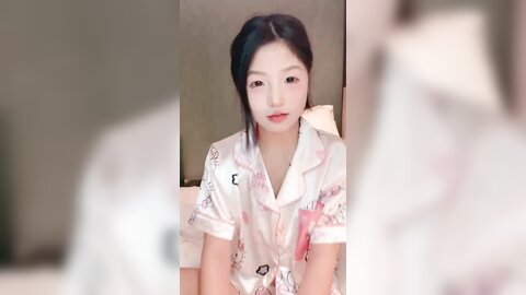 ❤❤纯欲系天花板4，甜美少女酒店约炮，一线天馒头肥穴，白色丝袜，美腿足交大屌，抽插嫩穴骑乘位