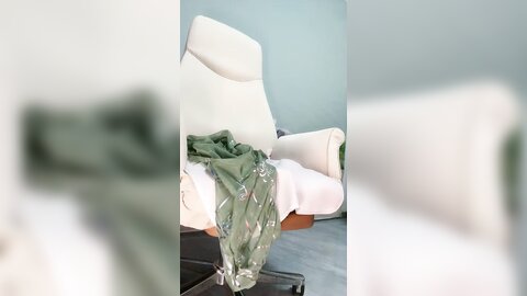 ❤❤韵味十足极品美少妇，在家发骚疯狂自慰，大黑牛震骚逼，吊带短裙，边震边揉奶，一脸淫骚，让人欲罢不能