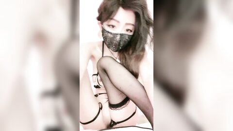 ❤️❤️性感尤物网红女神9，一线天馒头逼，超级粉嫩，情趣装黑丝美腿，道具双管齐下，搞的骚穴淫水直流，极度淫骚