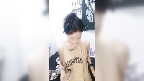 制服露脸极品小妹的诱惑，洗干净化好妆伺候男友激情啪啪，各种舔弄大鸡巴样子好骚，被男友无套爆草内射中出