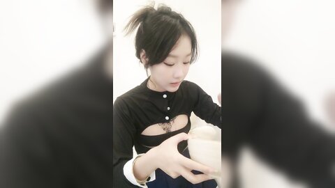 制服露脸极品小妹的诱惑，洗干净化好妆伺候男友激情啪啪，各种舔弄大鸡巴样子好骚，被男友无套爆草内射中出