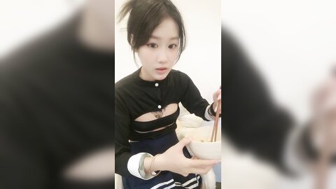制服露脸极品小妹的诱惑，洗干净化好妆伺候男友激情啪啪，各种舔弄大鸡巴样子好骚，被男友无套爆草内射中出