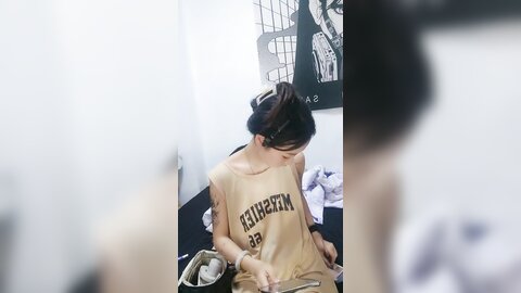 制服露脸极品小妹的诱惑，洗干净化好妆伺候男友激情啪啪，各种舔弄大鸡巴样子好骚，被男友无套爆草内射中出