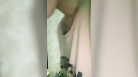 制服露脸极品小妹的诱惑，洗干净化好妆伺候男友激情啪啪，各种舔弄大鸡巴样子好骚，被男友无套爆草内射中出