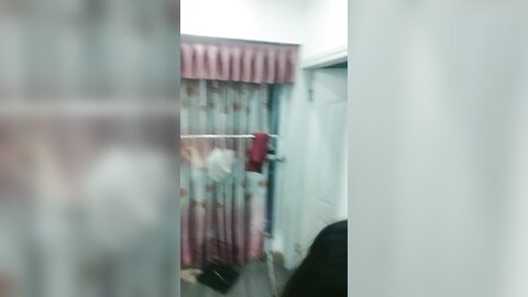 制服露脸极品小妹的诱惑，洗干净化好妆伺候男友激情啪啪，各种舔弄大鸡巴样子好骚，被男友无套爆草内射中出