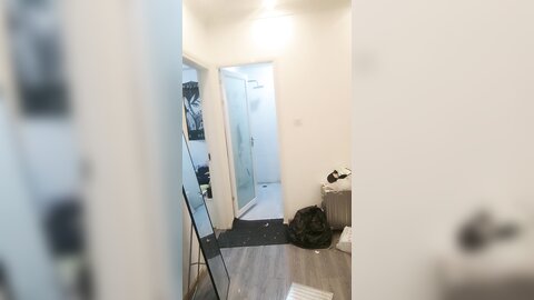 制服露脸极品小妹的诱惑，洗干净化好妆伺候男友激情啪啪，各种舔弄大鸡巴样子好骚，被男友无套爆草内射中出