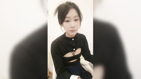 制服露脸极品小妹的诱惑，洗干净化好妆伺候男友激情啪啪，各种舔弄大鸡巴样子好骚，被男友无套爆草内射中出