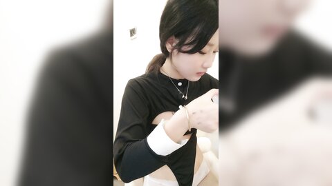 有纹身的骚妹子把逼逼洗干净伺候小哥哥的大鸡巴，全程露脸深喉口交舔弄，乖巧听话被小哥压在身下无套草内射