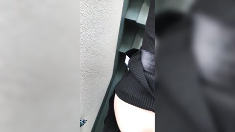短发漂亮少妇吃鸡啪啪 大白天来到楼梯道光屁屁在地上被无套输出 最后口爆吃精 一点不剩 好反差