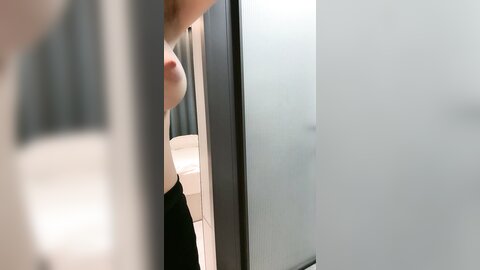 蜜桃臀大奶子颜值很高的风骚女秘书诱人精彩大秀，69舔弄大鸡巴激情上位，被大哥后入干到射，骚穴特写好刺激