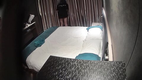 酒店偷拍大学城附近钟点房稀有台高清偷拍❤️刚出狱的光头哥找个妹子泄泄火搞得妹子尖叫套套都破了