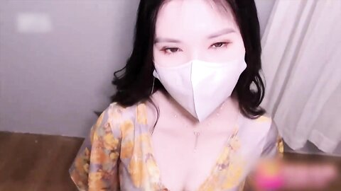 网红黄色战袍色情直播被弟弟发现威胁姐姐委身承欢，淫靡的啪啪声给骚逼干的淫水泛滥
