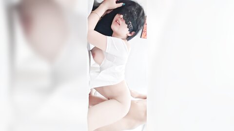 ❤️❤️淫荡巨乳嫂子，一对豪乳大又软，呼之欲出，翘起屁股把内裤，骑乘位自己动，后入撞击奶子晃动