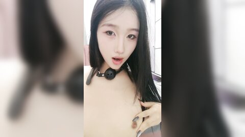 超级骚的小少妇露脸跟大哥激情啪啪，颜值很高带舌钉，口交大鸡巴让大哥舔逼舔菊花，多体位爆草抽插道具插逼