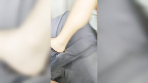 超级骚的小少妇露脸跟大哥激情啪啪，颜值很高带舌钉，口交大鸡巴让大哥舔逼舔菊花，多体位爆草抽插道具插逼