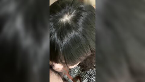 ⚫️⚫️屌炸天！年轻小情侣寻求刺激，在喧嚣的商场试衣间对着镜子边拍边肏全程露脸，对话淫荡