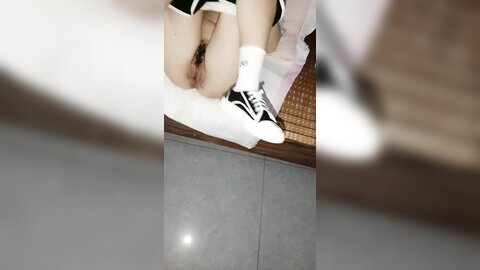 ❤️❤️夜袭美臀嫩穴妹妹，半脱小短裤往逼里操，圆润美臀上下套弄，小穴水嫩多汁，最后冲刺舒服了
