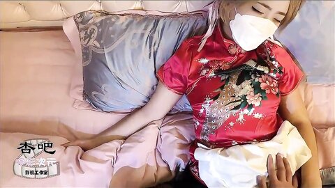 中华娘Cos简直不要太诱人✅从进入前的矜持到插入后的全方位电动小马达，魔鬼身材白虎粉逼 高潮颤挛抽搐