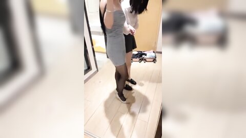 双飞两漂亮闺蜜 身材苗条 无毛鲍鱼粉嫩 被大哥无套输出 多毛美女貌似闯红灯了