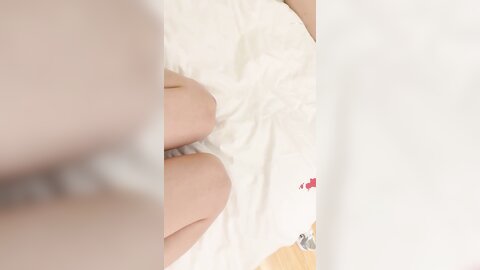 双飞两漂亮闺蜜 身材苗条 无毛鲍鱼粉嫩 被大哥无套输出 多毛美女貌似闯红灯了