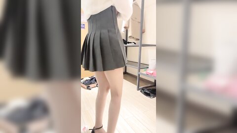 双飞两漂亮闺蜜 身材苗条 无毛鲍鱼粉嫩 被大哥无套输出 多毛美女貌似闯红灯了